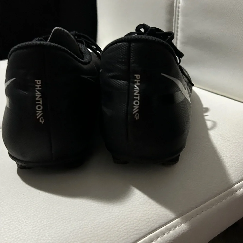 Nike Black and White Sneakers - Picture 6 of 6